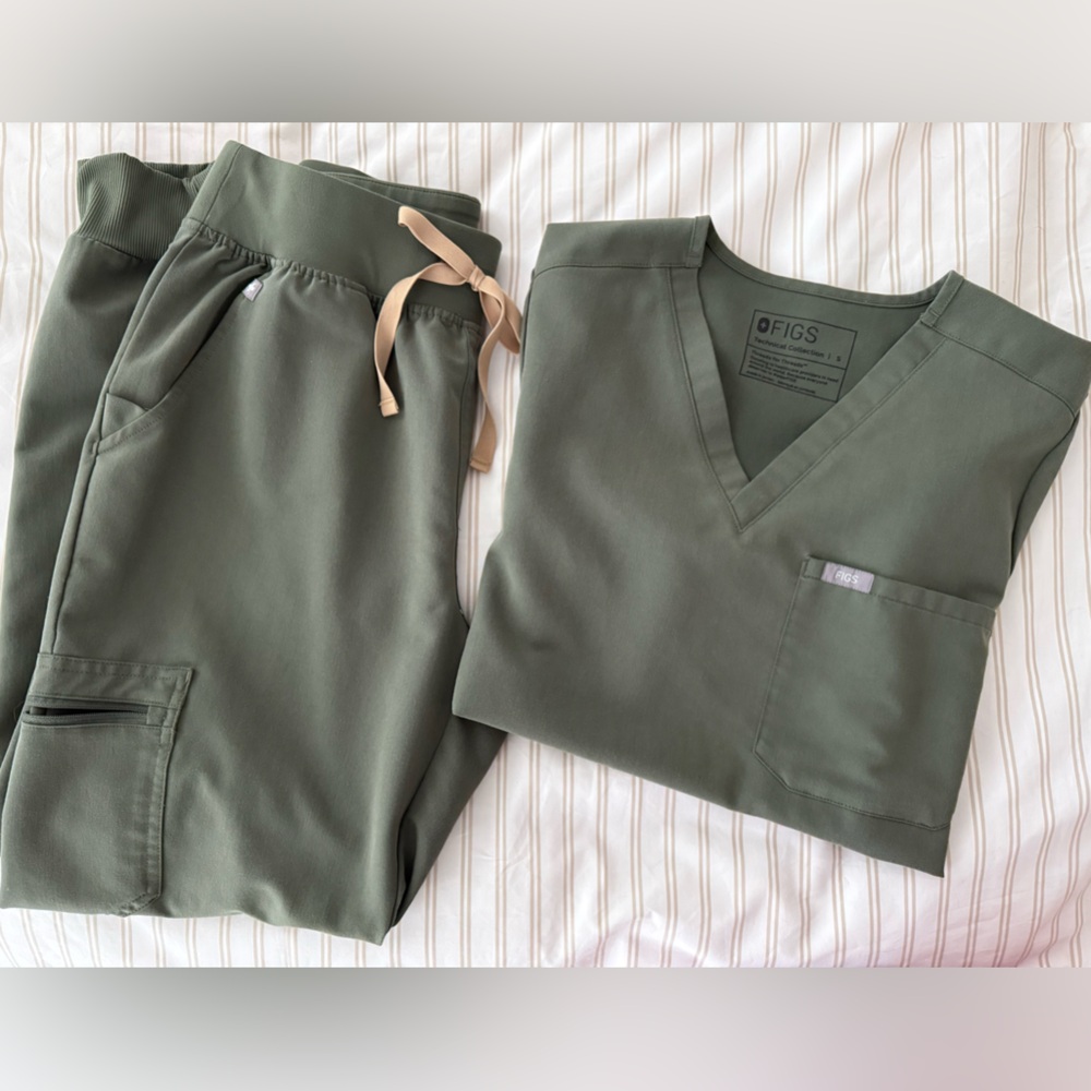 FIGS Women’s Scrub Set